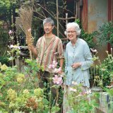 ベニシアさんの生き方は、私たちの心に潤いを与えてくれました。本当に有難うございました。ご冥福をお祈り申し上げます。  大切な人の笑顔が何よりの幸せ。梶山 正さん、ベニシア・スタンリー・スミスさん(『家庭画報』2021年5月号掲載の記事より)