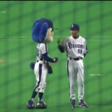 「ドアラチームは俺とお前だな！」、ひとりぼっちになっていたドアラさんに落合監督は声をかけてくれました。  球団マスコットを選手のように大事に扱えるって、本当にかっこいいと思います。  #中日ドラゴンズ  #どあら  #落合博満