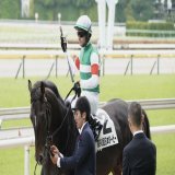 特別な日だけど、いつものように愛馬を見送る担当さん、木村調教師。彼を信じてレースに挑むCルメール騎手。  ふと撮った写真が今では涙に暮れる。  別れはあまりにも突然で。鞍上を振り落とす事なく彼は最後まで本当に頑張った。  どうか、どうか痛みのない苦しみのない自由な空へ。  #スキルヴィング