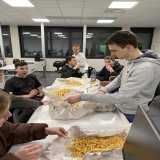Apr&egrave;s l'effort, le r&eacute;confort : des frites et un beau match de foot. HSE est une familleMERCI &agrave; tous