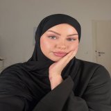 Photo shared by 𝒦𝒾𝒶𝓇𝒶 on February 04, 2026 tagging @losyana.shop. May be a selfie of one or more people, eyeliner, headscarf, turban and text.