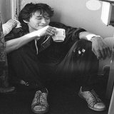 Мне 11 лет было.Стояла офигенная погода и я тусил на балконе и не поверите слушали с соседом Цоя на его мафоне.У нас с ним балконы были рядом,через стену,тогда их не стеклили.И заходит моя мама и говорит: Цой погиб32 года прошло,а помню как сейчас.Се