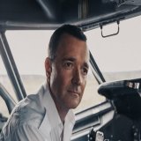 Кино-Театр.Ру представляет эксклюзивный фрагмент экшн-драмы &laquo;На солнце, вдоль рядов кукурузы&raquo;, в нём самолёт натыкается на стаю птиц.