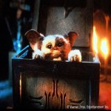 「モグワイ」は中国語で「魔怪」（モンスター）という意味を持っているそうです。「ギズモ」というのはアメリカの俗語で「新製品」という意味。ビリーの父が見たこともない真新しいモンスターという意味をこめて命名しています。#金曜ロードショー #グレムリン