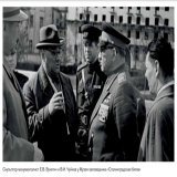 Pictured: sculptor-monumentalist Evgeny #Vuchetich chatting with Marshal V. I. #Chuikov at the "Battle for Stalingrad" Museum, #Volgograd. Date unknown. #Чуйков #учетич #Волгоград #Сталинград