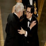 子役時代に『インディ・ジョーンズ』で共演したハリソン・フォードから作品賞でオスカーを授与されて彼に抱きついたキー・ホイ・クァン。そして、その2人を笑顔で見つめていたスピルバーグ監督 とても素敵な瞬間でした  #Oscars