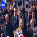 Командир батальона ДНР "Спарта" Артем Жога с портретом его сына Владимира в колонне "Бессмертного полка".  Сегодня президент вручил ему звезду Героя России, которой Владимир Жога был награжден посмертно.
