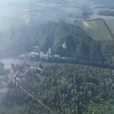 Сообщают, что Святогорск занят российскими войсками. Судя по всему, Святогорская лавра при этом осталась целая. Отличная работа наших военных   Кадры с БПЛА от Минобороны РФ