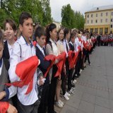 100 лет Пионерии: В Новосибирске более 300 детей из 15 школ повязали красные галстуки и вскрыли 50-летнюю &laquo;капсулу времени&raquo;. Пионерскую линейку открыл мэр Новосибирска Анатолий Локоть.