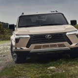 #レクサスGX かっこよ 兄貴分のLXや300よりカッコいい ディフェンダーより硬派なデザイン  3.5リッターV6ガソリンのフル4に 2.4リッター直4ターボハイブリッドのフル4  これクラウンクロスやタコマのiForceエンジンだよね これは年末出ると噂の250や新型70にも期待できるな てか車体デカい300並みだ