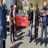 Вот так освобожденный российскими военными Мелитополь празднует Первомай.  \u270a \ud83d\ude0a Местные жители вышли с плакатами &laquo;Фашизм не пройдёт!&raquo; и &laquo;Украиной правят лакеи США&raquo;.