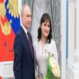 Путин удивился, как награжденная россиянка воспитывает 13 детей       Одна из россиянок, которую 8 марта наградил президент страны Владимир Путин, является матерью 13 детей. Женщина получила звание "Мать-героиня".