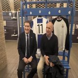 Mara&ntilde;&oacute;n y Molinos, &Iacute;dolos pericos en un viejo banco de los vestuarios de Sarri&agrave; posando con las camisetas r&eacute;plica de Mara&ntilde;&oacute;n y Tommy N&rsquo;Kono del @RCDEspanyol fabricadas por @Coolligan #rcde