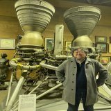 新潟特撮上映会オフショット 新潟某所にある宇宙船の部品を保管する施設へ。様々なロケットエンジンにテンションの上がる樋口監督でした #樋口真嗣 #新潟特撮上映会