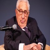 Украину необходимо принять в НАТО, чтобы после окончания "этой" войны она не начала войну с Россией за возвращение остальных своих территорий, &mdash; экс-госсек США Киссинджер  По его мнению, "эта война" закончится примерно границами до 24 февраля 2