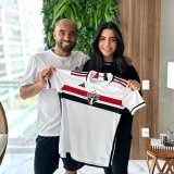Genteee!! Recebo tantas mensagens de carinho e pedidos de camisa autografada do Lucas, que seria imposs&iacute;vel conseguir atender a todos. Por isso resolvi presentear duas pessoas com uma camisa autografada com dedicat&oacute;ria para agradecer to