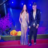 #alfombraroja que alguien le ense&ntilde;e a caminar a Marcianeke, parece que se iban a caer los pantalones #nochecero