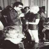 ヴィヴィアン・ウエストウッドとシド・ヴィシャス。 ヴィヴィアンがマルコム・マクラーレンとやってた服屋さんがSEXてお店で、そこの服広めるためにお客さん使ってバンド作ったのがSEXピストルズね。 お前ら服代払えんなら売ってこい！やね。