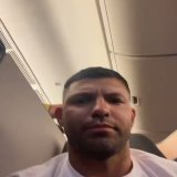 【困った】カタールW杯に向けて飛行機の中で盛り上がる多数のブラジルサポーター。元アルゼンチン代表選手が身動き取れず