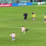 【一流】W杯敗戦直後のネイマール、クロアチア代表の息子をハグ  慰めるために駆け寄ったとされる子どもをスタッフが制止。ネイマールは少年の握手に応え、優しく抱擁を交わした。
