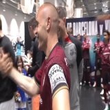【黄金コンビ】ヴィッセル神戸とFCバルセロナが親善試合、バルサで長年コンビを組んだイニエスタとシャビ監督が試合前に熱い抱擁