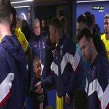 Quand un jeune fan serre la main de Kylian Mbapp&eacute;   #Ligue1 | #PSGFCN