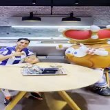 Quand la mascotte du Real Sociedad pr&eacute;pare du th&eacute; marocain &agrave; Nayef Aguerd (et il y a eu quelques boulettes  ) !   (  @RealSociedad )