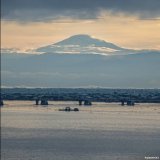 El escudo de Ecuador representa al volcán chimborazo y el río guayas, sierra y costa con una distancia de 250km donde se puede visualizar cuando está despejado