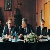 Личный бухгалтер Путина Кудрин решил свалить с государственной должности, пока только в Яндекс. Кудрин вместе с Чубайсом, Путиным и примкнувшим к ним Собчаком, в одной команде работали в Санкт-Петербурге. Ну, как работали, доили питерский бюджет и пи