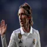 Real Madrid want to renew Luka Modrić but the fact he continues to play with Croatia is frowned upon by the club. @diarioas