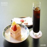 #渡辺明 名人に #藤井聡太 王将が挑戦する #将棋 の第81期 #名人戦 七番勝負の第1局。2日目午前のおやつは、渡辺名人が「ショートケーキとアイスコーヒー」（左）。藤井王将は「東京雲海プリン（ストロベリー）のフルーツ添えとアイスティー」です。 写真特集&rarr;
