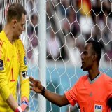 Aqu&iacute; est&aacute; una de las fotos del Mundial: un asistente revisando el brazalete de capit&aacute;n de Neuer. Al final, no luce el de OneLove, s&iacute; uno de "No a la discriminaci&oacute;n"   AFP