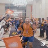 Ojo a la fiesta de Pa&iacute;ses Bajos tras meterse en cuartos de final. Y ojo a c&oacute;mo lo celebra Van Gaal   @OnsOranje