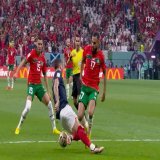 &iquest;Falta en ataque o penalti?  Ha acabado siendo falta y amarilla para Boufal, pero&hellip; Theo barre y golpea al marroqu&iacute;. A m&iacute; esto me deja muchas dudas.
