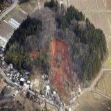 #chaki954 山形・鶴岡で土砂崩れ。３１日午前１時ごろ、山形県鶴岡市西目で「住宅が崩れている」と近くの人から１１０番通報があった。山形県警によると、斜面が崩れて住宅や空き家など約１０棟が巻き込まれたという。