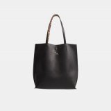Sac &agrave; bandouli&egrave;re Prix: 199dhs  #handbags #kawtarbamo #douniabatma #saadlamjarred #fashion #bags #handbag #bag #accessories #onlineshopping #slingbag #shopping #clutch #shoes #handbagsforsale #totebag #purses #fashionista #clutches #han