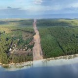 Gironde : des images prises en hélicoptère montrent les dégâts causés par deux feux hors normes et la zone de déforestation créée par les pompiers pour éviter que le feu se propage vers les Landes #AFP