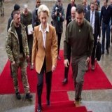 Урсула фон дер Ляйен: ЕС введет десятый пакет санкций против России к 24 февраля Европейский союз готовит к введению десятый пакет санкций в отношении России.  Об этом объявила глава Еврокомиссии Урсула фон дер Ляйен во время своего визита в Украину&