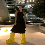 Posh Beckham pr&auml;sentiert die neue Schuhmode -  Schlumpf-Boots, die Kult-Schlappen-Spezialist &bdquo;Crocs&ldquo; ab 9. August in Zusammenarbeit mit dem US-Kunstkollektiv &bdquo;MSCHF&ldquo; auf den Markt bringt (450 Dollar bzw. 405 Euro)