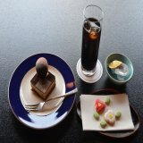 １日目午前のおやつです。 ・渡辺名人　ガトーオペラ、フルーツなし、アイスコーヒー ・藤井竜王　三重塔ばーばうむ（抹茶・いちご）、フルーツ添え、アイスコーヒー  #shogi #meijinsen