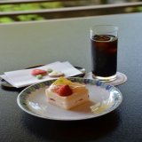 ２日目午前のおやつです。 ・渡辺名人　ショートケーキ、アイスコーヒー ・藤井竜王　東京雲海プリン（苺）フルーツ添え、アイスティー  #shogi #meijinsen