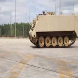 M113 americani in partenza per l'Ucraina. Mezzo blindato trasporto truppe generalmente armato con una mitragliera. Progettazione anni 50. Qui ancora in livrea sabbia. Probabile residuato Iraq.