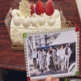 Snow Manデビュー1周年おめでとうございます Snow Manに出会えて大好きになれて、毎日本当に幸せです  お祝いは不二家さんの雪降る 苺のプレミアムロールケーキで！  #SnowManデビュー1周年