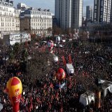 In Francia 3 milioni di manifestanti in piazza contro il governo per le pensioni  In Inghilterra 500mila bloccano Londra contro il governo per caro-vita e lavoro  E in Italia? Disquisiamo amabilmente di #SanRemo!  #Sindacati ci siete?!?  #governodegl