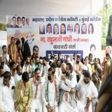 बापू की प्रतिमा के समक्ष कांग्रेस के कार्यकर्ताओं के साथ श्री @RahulGandhi की अलोकतांत्रिक तरीके से लोकसभा की सदस्यता रद्द किए जाने के विरोध में लोकतांत्रिक तरीके से मैंने आज दक्षिण मुंबई में अपना विरोध दर्ज किया।  न्याय की यह लड़ाई सड़क और न्यायालय 