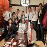 昨日は衆議院と参議院の総務委員会で答弁に立ちました。その後、党本部に移動し、税制調査会　小委員会に参加。 夜は書道教室の忘年会。 毎回恒例の出席者みんなでの寄せ書き。 今年は「堅忍不抜」と書きました。 国会の論戦中ではありますが、与野党のメンバーが和気藹々。素敵な時間でした。