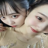 じー。