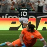 NA HIST&Oacute;RIA!   O gol da virada no Derby foi o 50&ordm; de Rony R&uacute;stico com a camisa do Palmeiras!  Ele alcan&ccedil;ou a marca em 169 jogos. Al&eacute;m disso, ele j&aacute; deu 18 assist&ecirc;ncias!  O camisa 10 empatou com DJALMINHA 