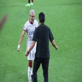 きょうは優磨じゃなく キャプテンと岩政監督の漢と漢の抱擁  キャプマを巻くと ピトゥカが一段と頼もしく見える  やっぱり勝つっていいね 危なかったけどタイトル残った みんなで勝ち取りたい  #鹿島アントラーズ
