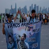 #RoadtoQatar    Fans of #Argentina pose for photos at the Corniche in #Doha .. ahead of the #Qatar2022 World Cup football tournament   #المونديال_مع_الجزار #Argentina